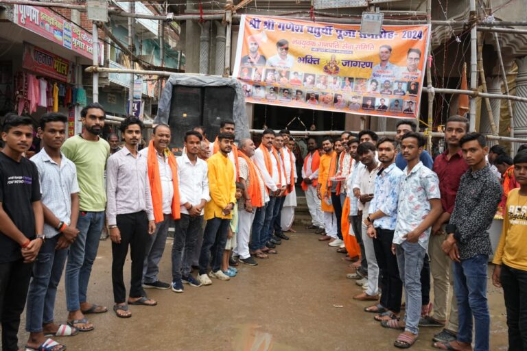 गणपति की प्रतिमा के पंडाल का उद्घाटन एनसीपी नेता गुड्डू सिंह द्वारा किया गया