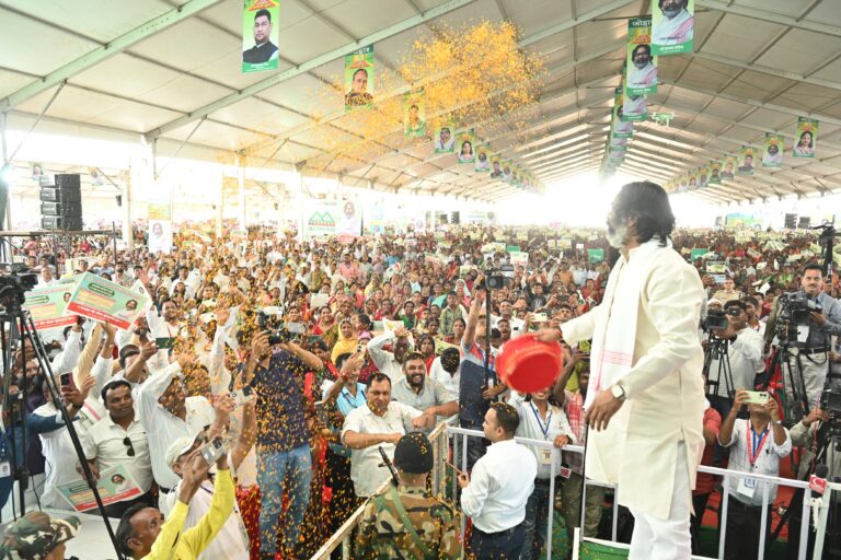सीएम हेमंत पहुंचे गिरिडीहः योजनाओं का किया शिलान्यास और उद्घाटन कहा, जनता के लिए काम कर रही सरकार