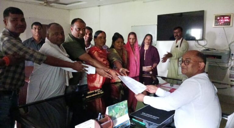 अनुमंडल पदाधिकारी अशोक कुमार को पेटरवार प्रखंड प्रमुख के खिलाफ अविश्वास प्रस्ताव को लेकर ज्ञापन सौंपा।