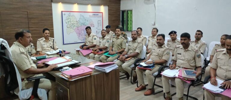 बेरमो अनुमंडल पुलिस पदाधिकारी वशिष्ठ नारायण सिंह की अध्यक्षता में अनुमंडल अंतर्गत सभी अंचल निरीक्षक, थानाप्रभारी एवं ओपी प्रभारी की उपस्थिति में अपराध गोष्टी की गई ।