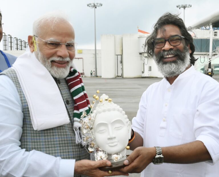 सीएम हेमंत सोरेन की पीएम मोदी से हुई मुलाकातः शॉल और बुद्ध का स्मृति चिन्ह दे किया विदा, तस्वीरें आई सामने