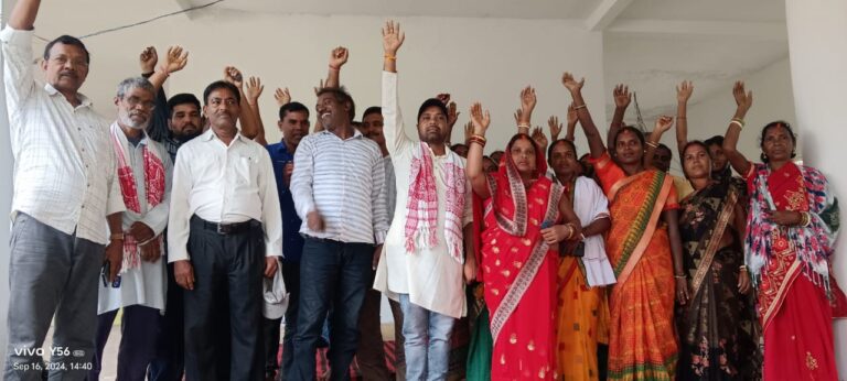 कटिया सरना काली मन्दिर में विस्थापित प्रभावित संघर्ष मोर्चा के कोर कमिटि की बैठक।