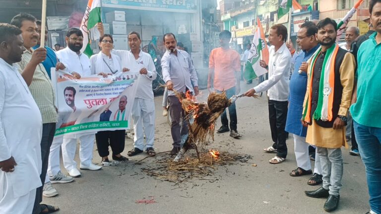 कांग्रेसियों ने किया भारत सरकार के मंत्री रवनित सिंह एवं महाराष्ट्र के शिवसेना विधायक संजय गायकवाड़ का पुतला दहन।