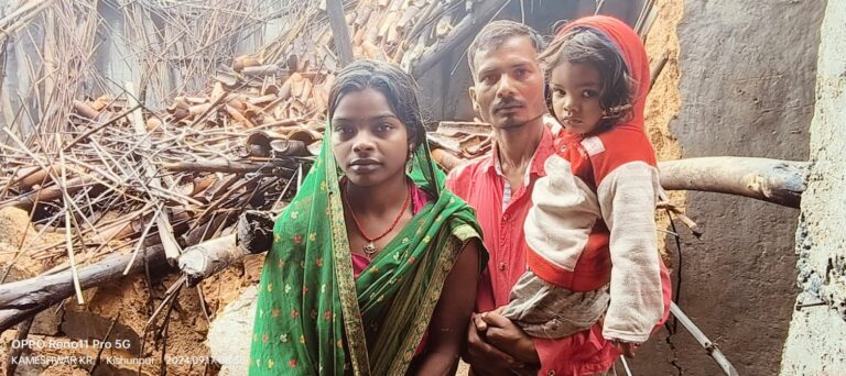 तीन दिन से लगातार मूसलाधार बारिश और तूफान से कई मिट्टी घर गिरे,कई घरों के अंदर घुसा पानी।