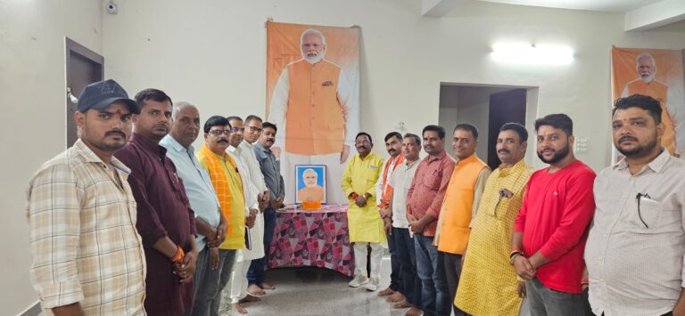 केंद्रीय राज्यमंत्री तोखन साहू पहुंचे चतरा , प्रदेश पदाधिकारी पूर्व जिलाध्यक्षों और जिला पदाधिकारिओं के साथ किया बैठक।