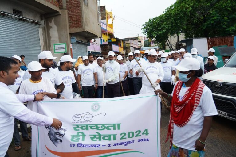मंत्री मिथिलेश ठाकुर ने गढवा से राज्यस्तरीय ‘‘स्वच्छता ही सेवा 2024’’ अभियान का किया शुभारंभ।