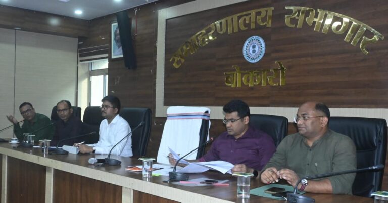 अपर समाहर्ता ने राजस्व संबंधित मामलों का किया समीक्षा।