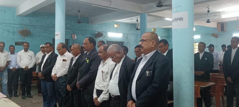 तेनुघाट व्यवहार न्यायालय परिसर तथा अधिवक्ता संघ भवन में संघ के सदस्य विकाश चंद्र झा के निधन पर शोक सभा का आयोजन किया गया।