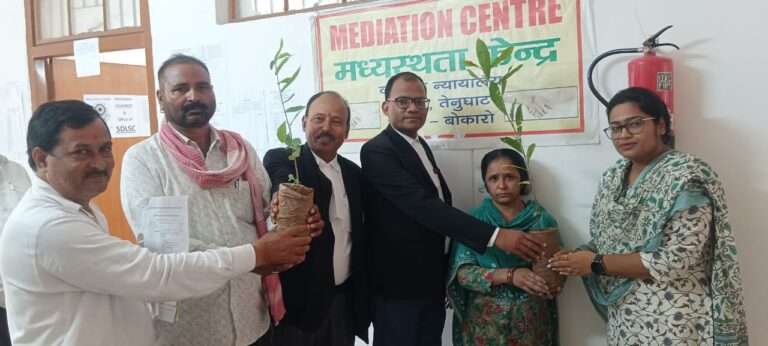 एसडीजेएम रश्मि अग्रवाल ने पति पत्नी को समझौता के बाद पौधा लगाने को दिया ।