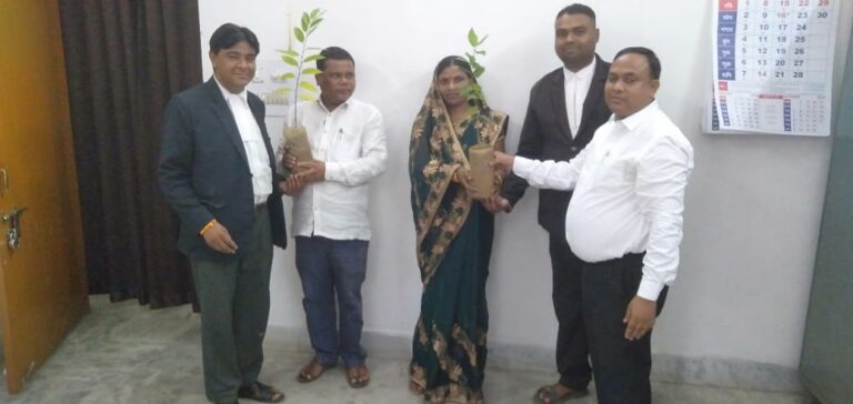 तेनुघाट व्यवहार न्यायालय के एसीजेएम मनोज कुमार प्रजापति ने चेक बाउंस मामले में दोनों पक्षों के बीच समझौता के बाद पौधा लगाने को दिया ।