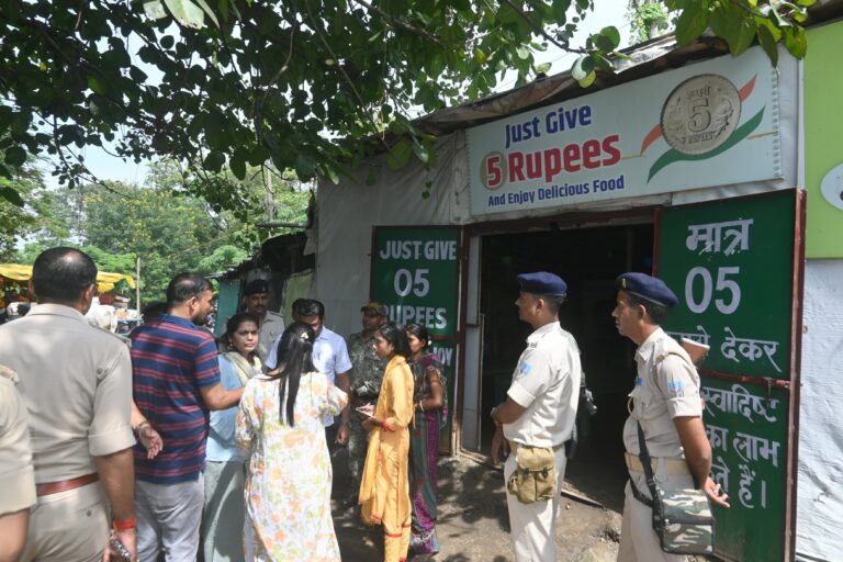 मुख्यमंत्री दाल भात केंद्र में गंदगी – गड़बड़ी देख बिफरी उपायुक्त, केंद्र को बंद करने का दिया निर्देश।