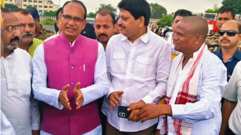 केंद्रीय मंत्री शिवराज सिंह चौहान पहुंचे धनबाद : सांसद ढुल्लू महतो समेत कई नेताओं ने किया स्वागत, संगठन को मजबूत करने का दिया निर्देश