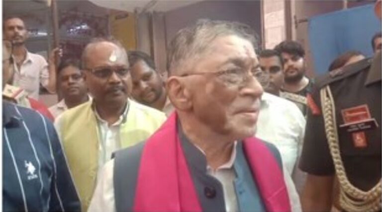 राज्यपाल संतोष गंगवार पहुंचे देवघर : बाबा मंदिर में की पूजा अर्चना, बाबा से मांगा आशीर्वाद