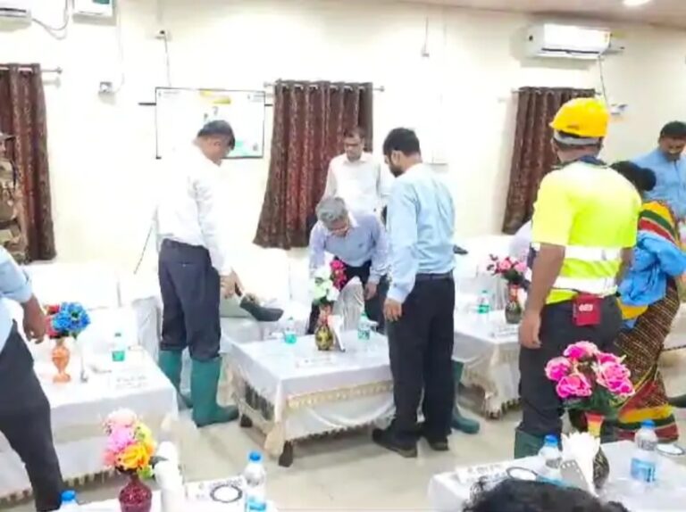 वीडियो वायरल अधिकारी ने उतारे मंत्री के जूतेः  कोयला राज्य मंत्री सतीश चंद्र दुबे का जूता जीएम के उठाने पर राजनीति तेज