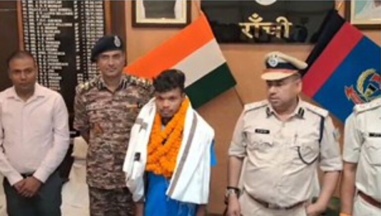 BIG BREAKING : TSPC उग्रवादी संगठन के एरिया कमाण्डर मुनेश्वर गंझू ने डाला हथियार, पुलिस के समक्ष किया सरेंडर