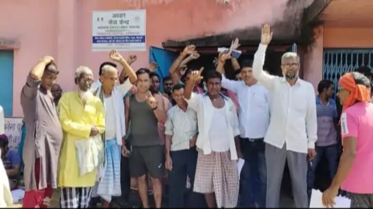 ग्रामीणों ने मुखिया प्रतिनिधि पर लगाया अबुआ आवास में रिश्वत लेने का आरोप