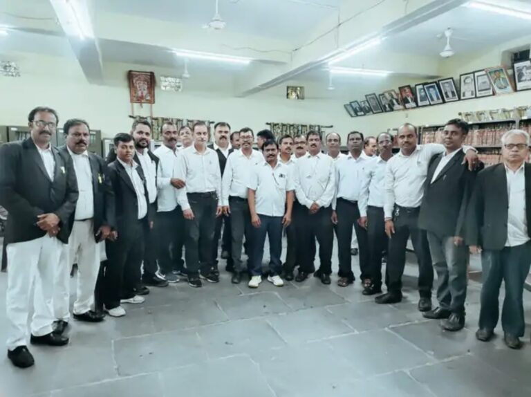झारखंड सरकार की सौगात पाकर अधिवक्ता गदगद, बांटी मिठाई