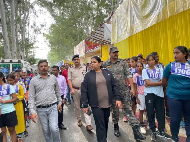 उत्पाद सिपाही दौड़ प्रतियोगिता का निरीक्षण करने पहुंची डीसी