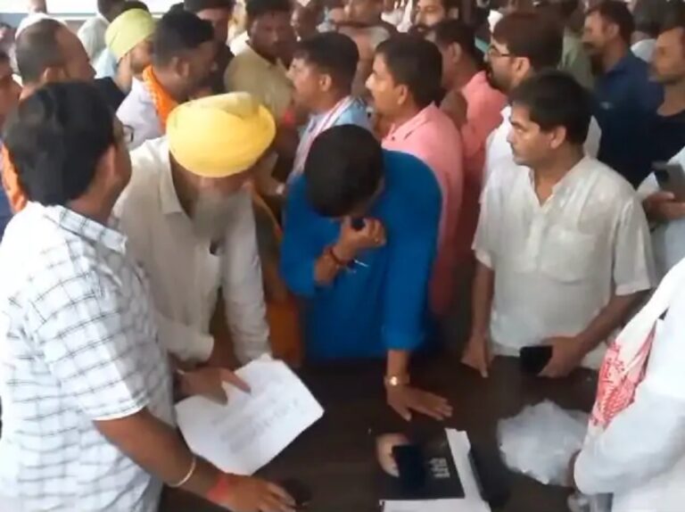 धनबाद विधानसभा के प्रत्याशी रायशुमारी में हंगामा: वोटिंग के दौरान भाजपा कार्यकर्ताओं ने किया हंगामा, गाली गलौज, पैसा बांटने का लगा आरोप