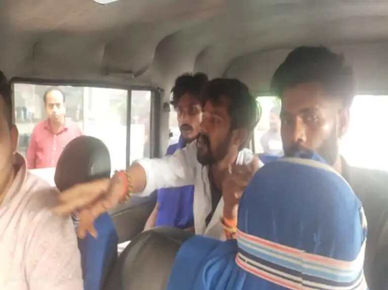 पेट्रोल का पैसा मांगने पर चाकू से किया हमलाः  बोकारो के जय जवान पेट्रोल पंप की घटना, बाइक पर सवार थे तीन लड़के, कर्मचारियों ने दबोचा