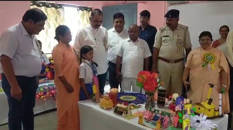 कार्मेल स्कूल में विज्ञान और कला प्रदर्शनी का आयोजन। 