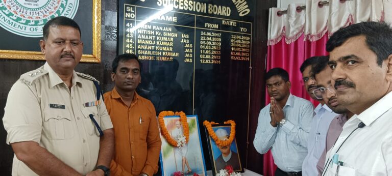 अनुमंडल पदाधिकारी बेरमो मुकेश मछुवा एवं अनुमंडल पुलिस पदाधिकारी वशिष्ठ नारायण सिंह ने संयुक्त रूप से अनुमंडल अंतर्गत विभिन्न मुद्दों को लेकर बैठक की। ।