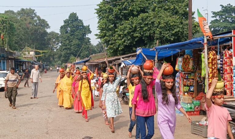तेनुघाट और आसपास में विभिन्न दुर्गा मंदिरों में विधिवत कलश स्थापना की गई।