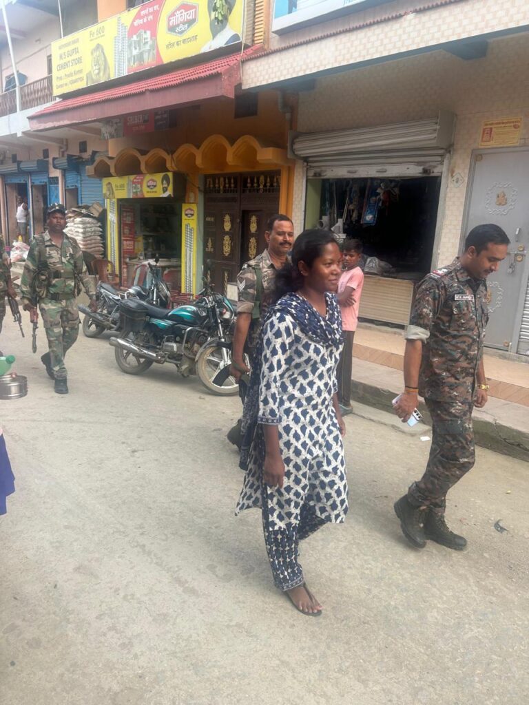 दुर्गा पूजा के लेकर प्रशासन के द्वारा निकाला गया फ्लैग मार्च 