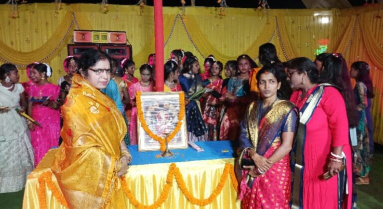 तेनुघाट में दुर्गा पूजा को लेकर छोटे -छोटे बच्चों के द्वारा डांडिया नृत्य की प्रस्तुति की गई।