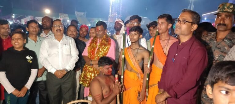 विजयादशमी के साथ ही नौ दिनों तक चलने वाला शारदीय नवरात्र धूमधाम के साथ शांति पूर्ण संपन्न हुआ।