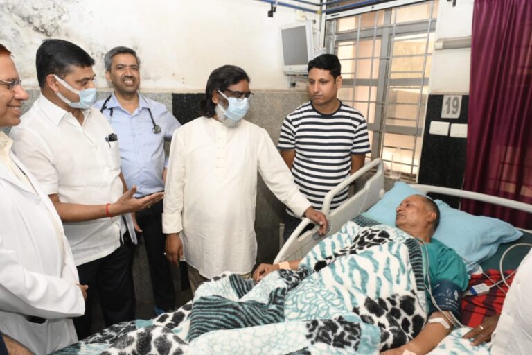 मुख्यमंत्री हेमंत सोरेन चतरा सांसद कालीचरण सिंह से मिलने रांची रिम्स पहुंचे।