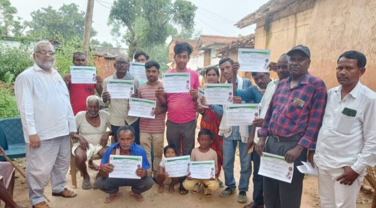 ग्रामीणों का बकाया बिजली बिल को ऊर्जा विभाग द्वारा समाप्त किए जाने का प्रमाण पत्र वितरित किया गया।