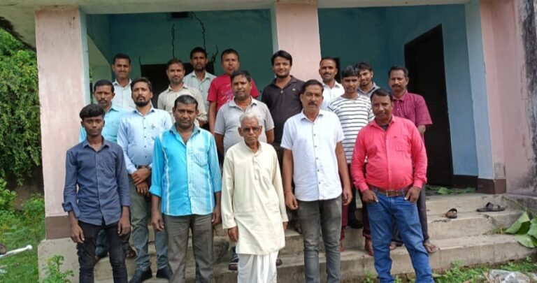 तेनुघाट बस स्टैंड के पास में नाई समाज की बैठक कमल ठाकुर की अध्यक्षता आहूत की गई ।