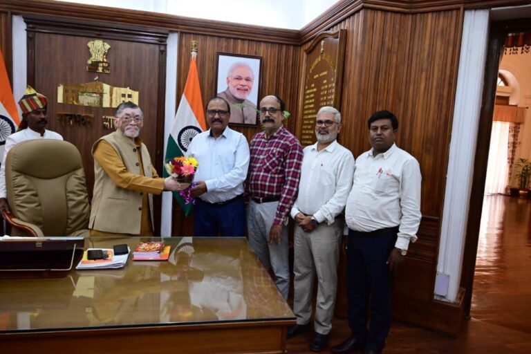 जेयूजे के प्रतिनिधिमंडल ने राज्यपाल को ज्ञापन सौंपा।