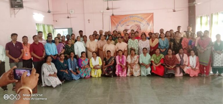 अंतर्राष्ट्रीय गरीबी उन्मूलन दिवस पर कार्मेल विद्यालय परिवार ने गरीबों के साथ साझा किया भोजन और उपहार।