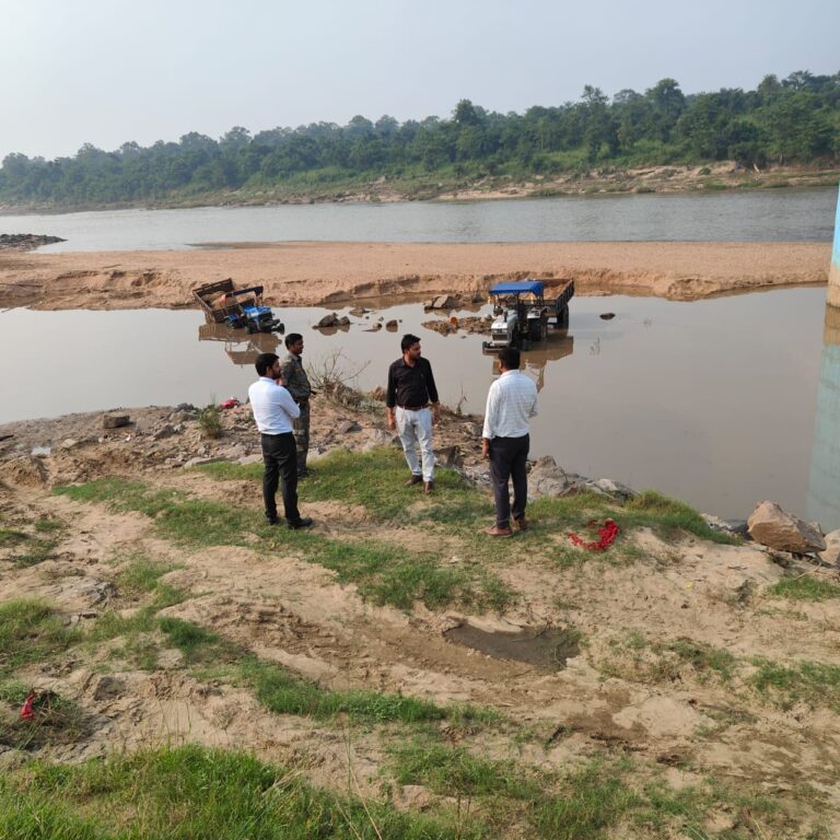 खनन विभाग ने की सघन छापेमारी, 04 ट्रैक्टर को किया जप्त।