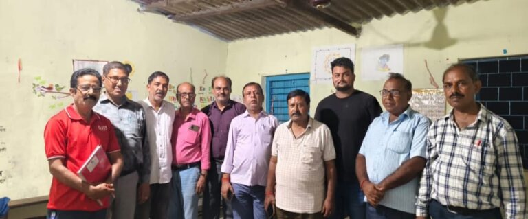 मंदिर परिसर में आगामी चित्रगुप्त पूजा को लेकर रत्नेश श्रीवास्तव की अध्यक्षता में बैठक का आयोजन किया गया ।