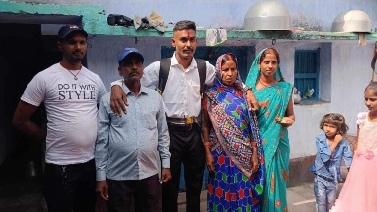 गोमियां प्रखंड अंतर्गत बाँध-पंचायत के महलीबाँध (बाबूराम टोला) के एक राजमिस्त्री का बेटा बना फौजी।