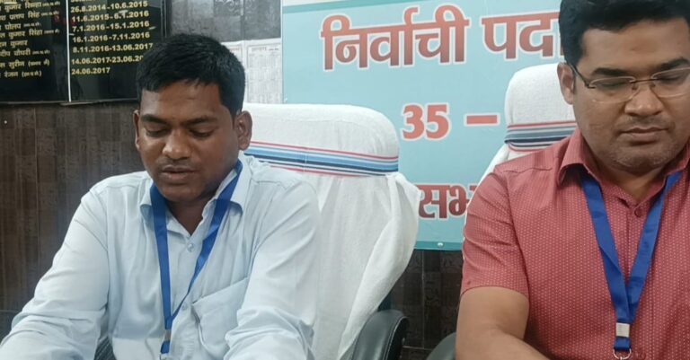 बेरमो विधानसभा के लिए कुल 11 प्रत्याशी एवं गोमिया विधानसभा सीट के लिए 8 प्रत्याशियों ने नामांकन पत्र खरीदा।