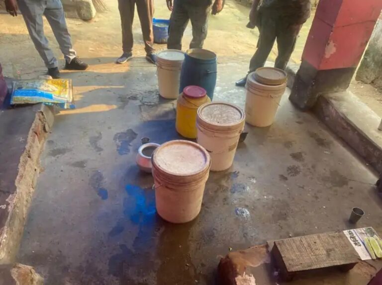 उत्पाद विभाग ने बीएस सिटी थाना क्षेत्र में मारा रेड:  जावा महुआ 800 किलो एवं अवैध चुलाई शराब 100 लीटर जब्त किया