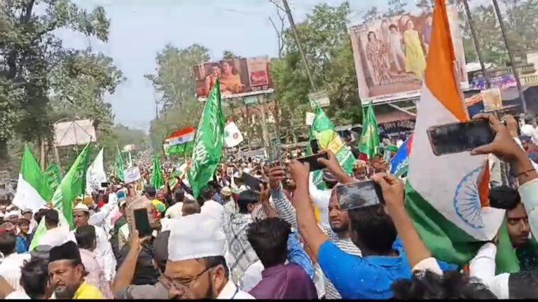 हजारीबाग की सड़कों में हजारों मुस्लिम समुदाय के लोगों ने किया प्रदर्शन।