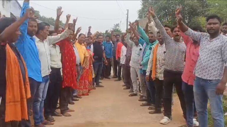 भाजपा उम्मीदवार माधव महतो के नाम को लेकर कुंडहित बजार में जोरदार तरीके से विरोध प्रदर्शन किया।