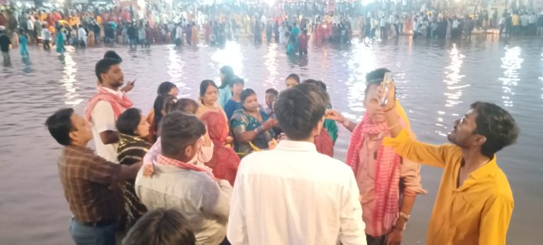 बड़ी संख्या में वर्ती एवं श्रद्धालु अस्तलगामी सूर्य देव को अर्घ्य श्रद्धालुओं ने दिया । 