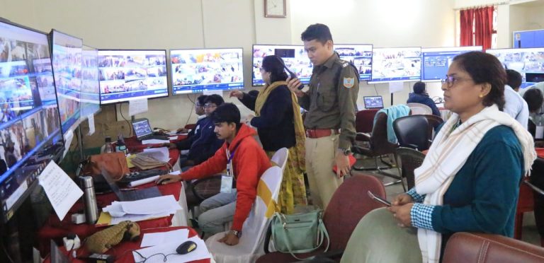 समाहरणालय स्थित वेबकास्टिंग कंट्रोल रूम से मतदान केंद्रों की गतिविधि की कर रहें मॉनिटरिंग।