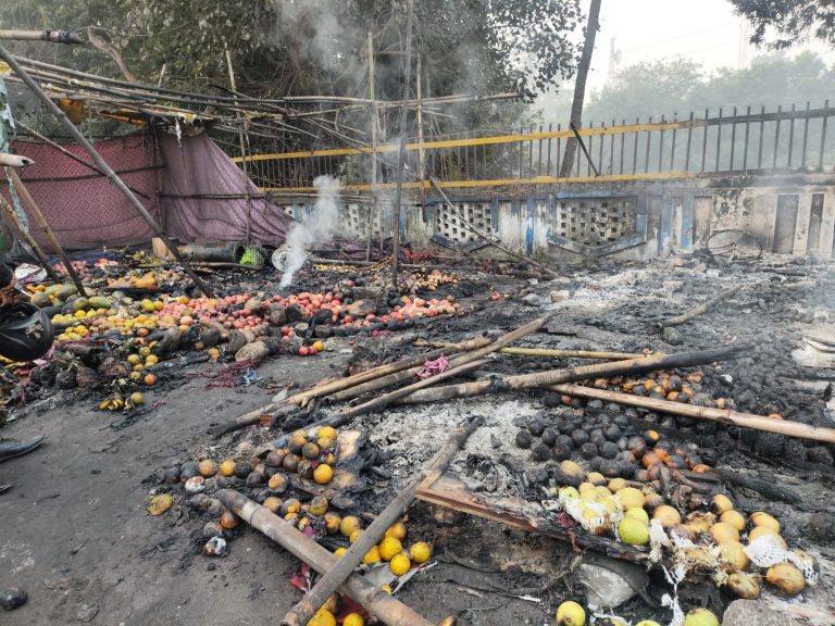 फल दुकानों में लगी आग, जलकर हुई राख, लाखों का नुकसान होने का अनुमान 