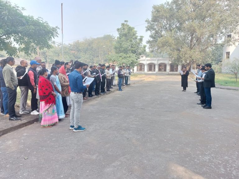 तेनुघाट व्यवहार न्यायालय परिसर में न्यायिक पदाधिकारियों ने संविधान की शपथ ली।