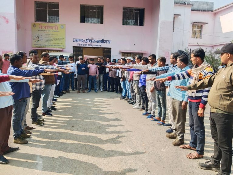 नौडीहा बाजार प्रखंड कार्यालय परिसर में मनाया गया संविधान दिवस।