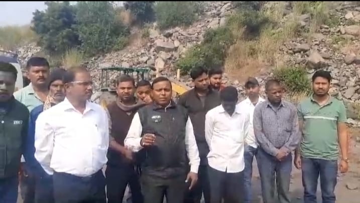 आउटसोर्सिंग कम्पनी में नियोजन की मांग लेकर विस्थापितों ने किया प्रदर्शन।