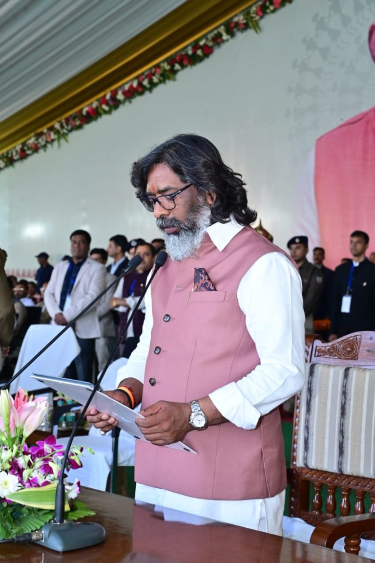 हेमन्त सोरेन ने झारखंड राज्य के मुख्यमंत्री के रूप में ली शपथ, माननीय राज्यपाल संतोष कुमार गंगवार ने पद एवं गोपनीयता की दिलाई शपथ।