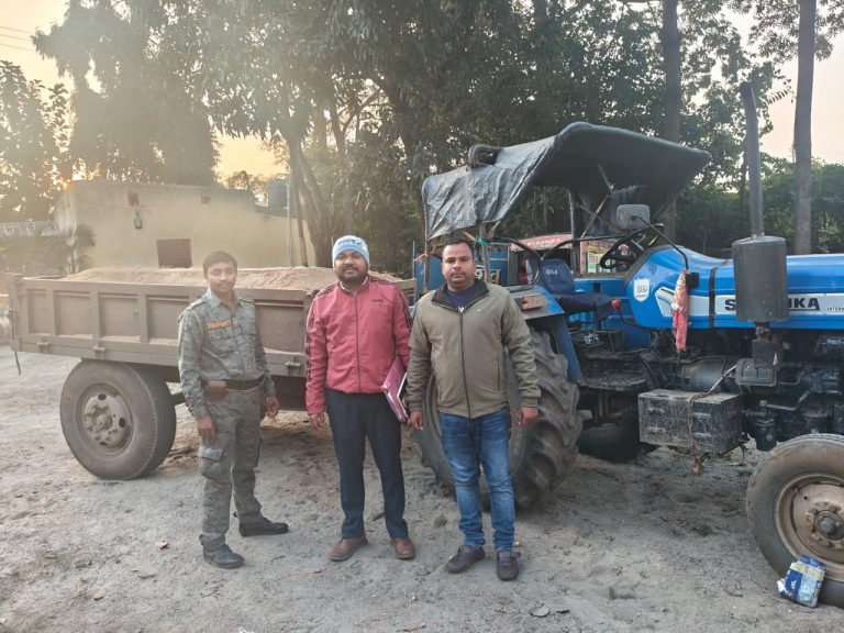 खनन विभाग ने चलाया छापेमारी अभियान, 03 ट्रैक्टर जब्त।